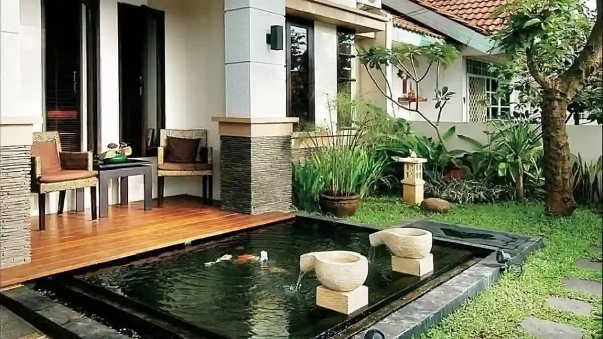 Teras Rumah Dengan Kolam Ikan dan Taman