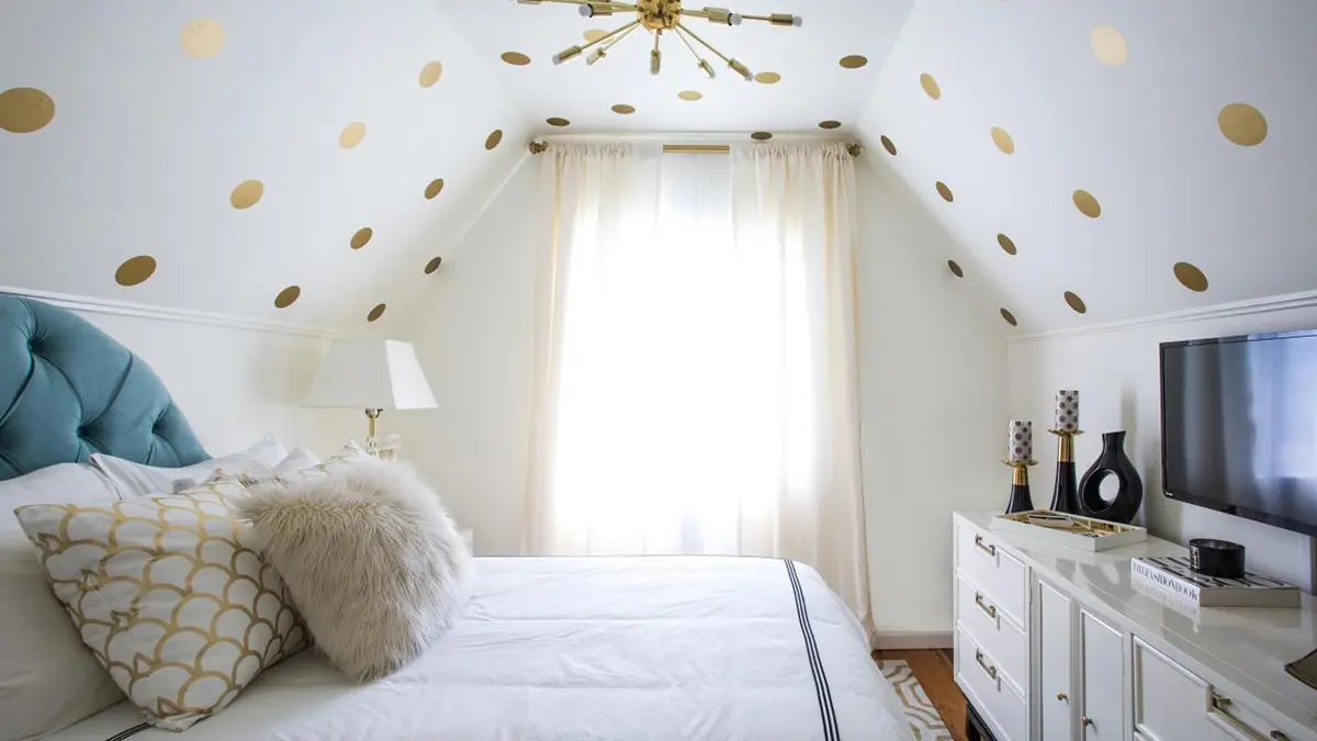 Ceiling Kamar Tidur Putih dan Hiasan